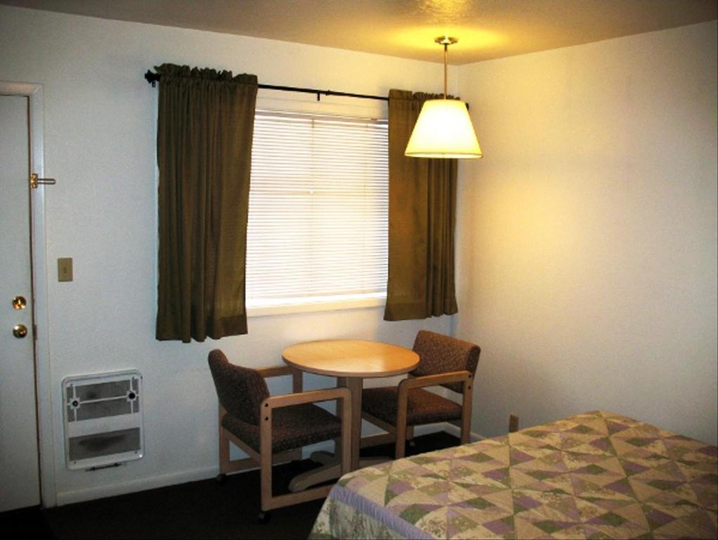 Golden West Motel Klamath Falls Exterior photo