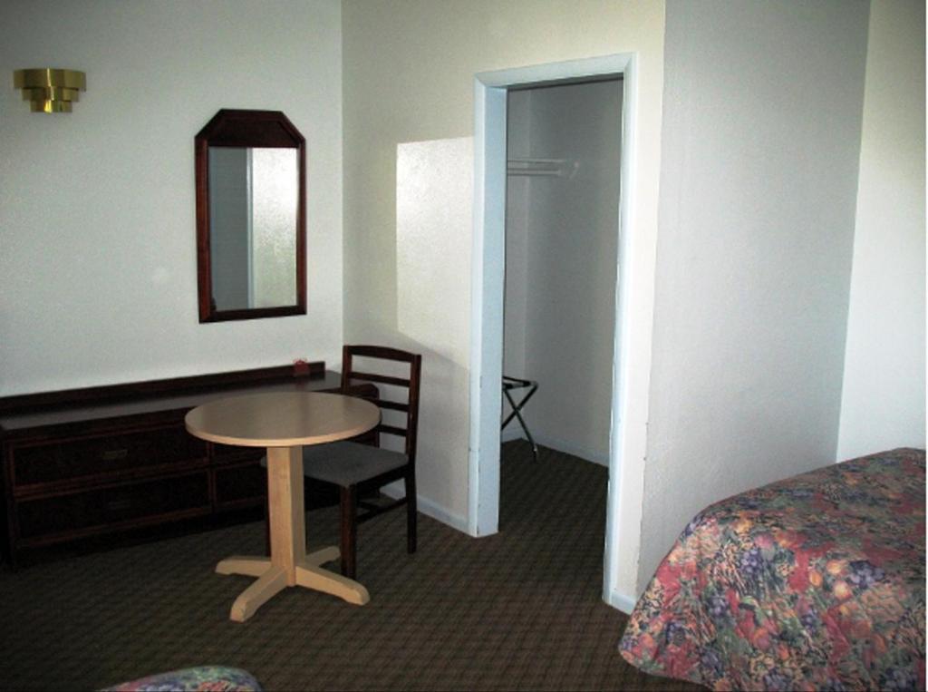 Golden West Motel Klamath Falls Exterior photo